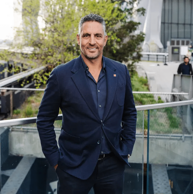 Headshot of Mauricio Umansky.