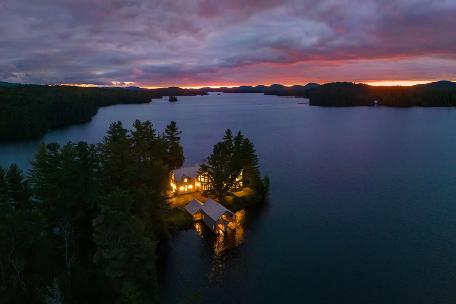 Screenshot of Luxury property in the Adirondack Mountains, New York