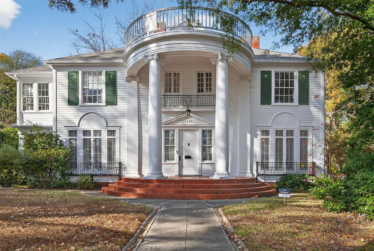 A white home that resembles the white house.
